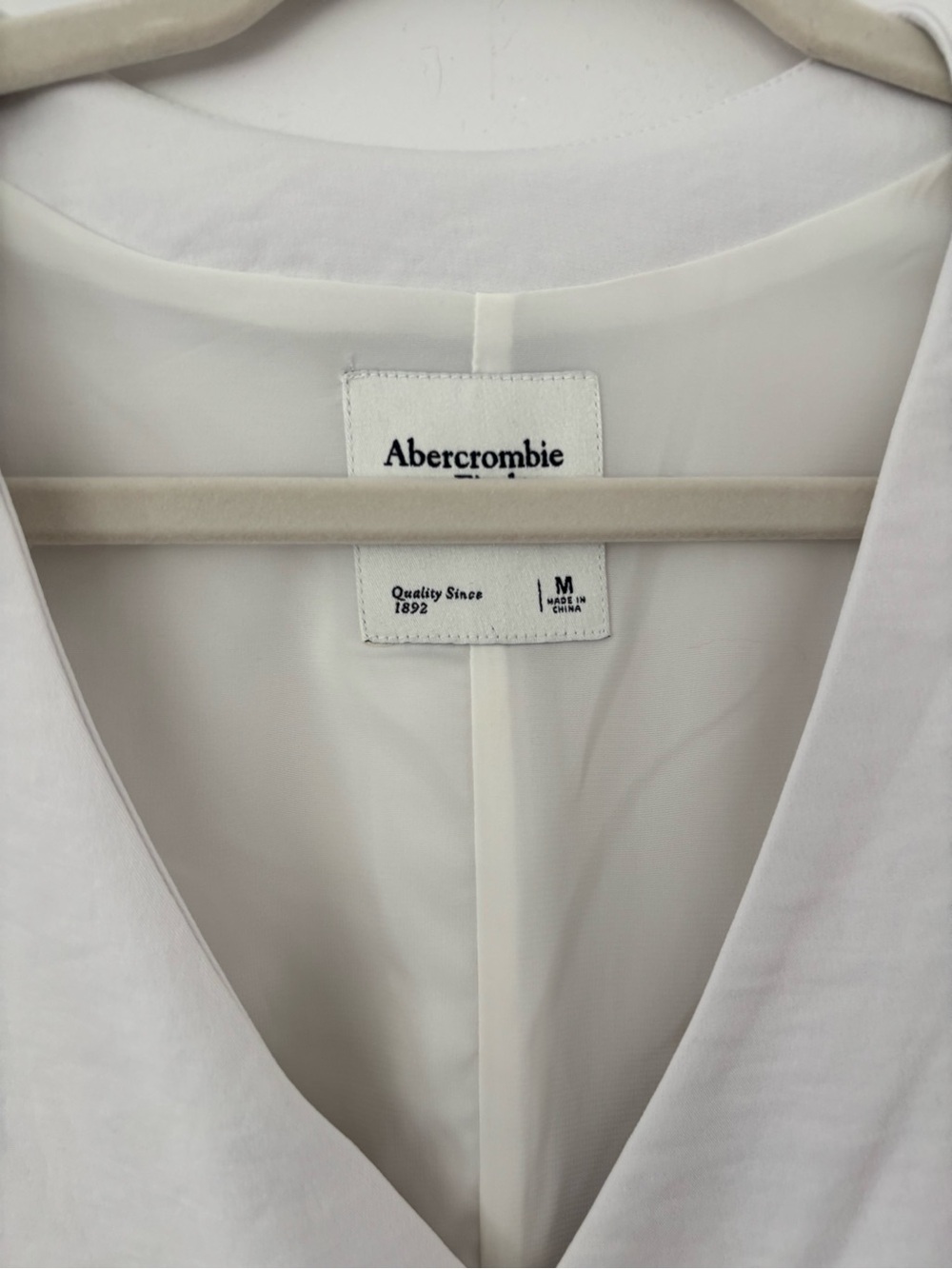 Abercrombie & Fitch M V-Neck Button Front Sleeveless Mini Dress in White - Picture 3 of 4